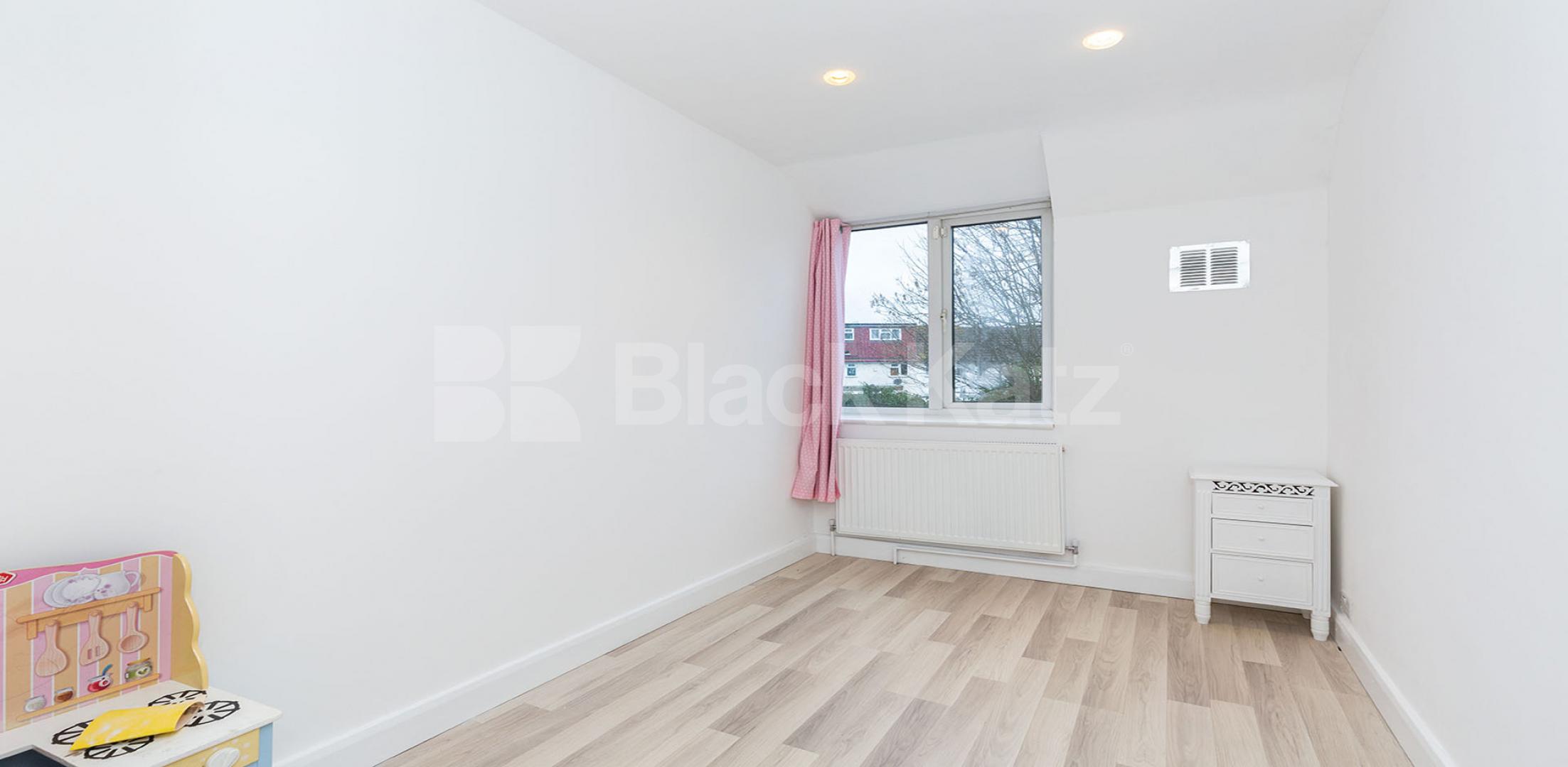 			SPACIOUS FAMILY HOME!, 3 Bedroom, 2 bath, 2 reception House			 Summers Lane, FINCHLEY